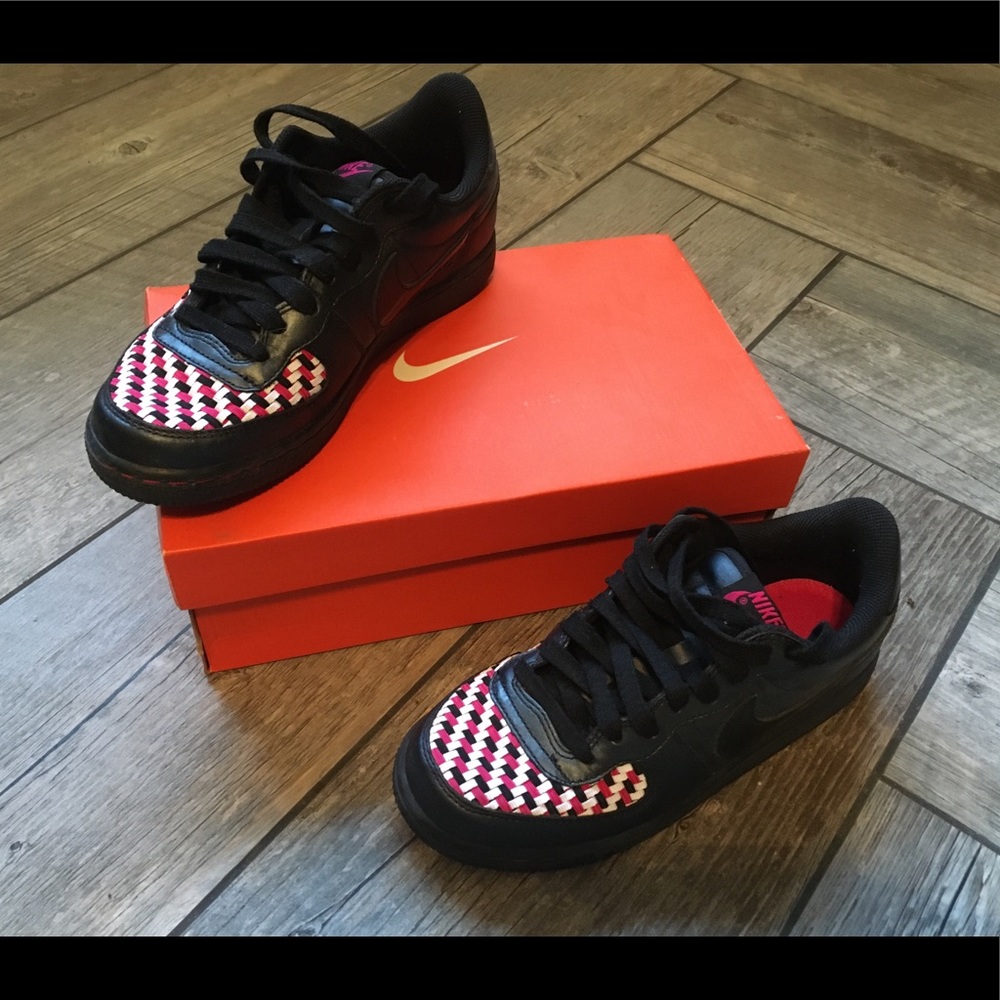 Nike Women’s Legend Sneaker 6.5 black/pink